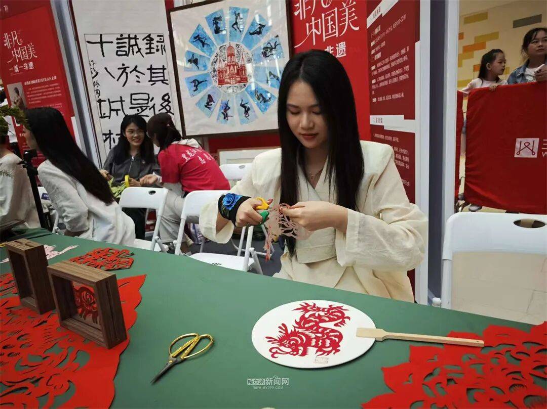 古籍非遗“走出深闺” 在商场里“活”了起来